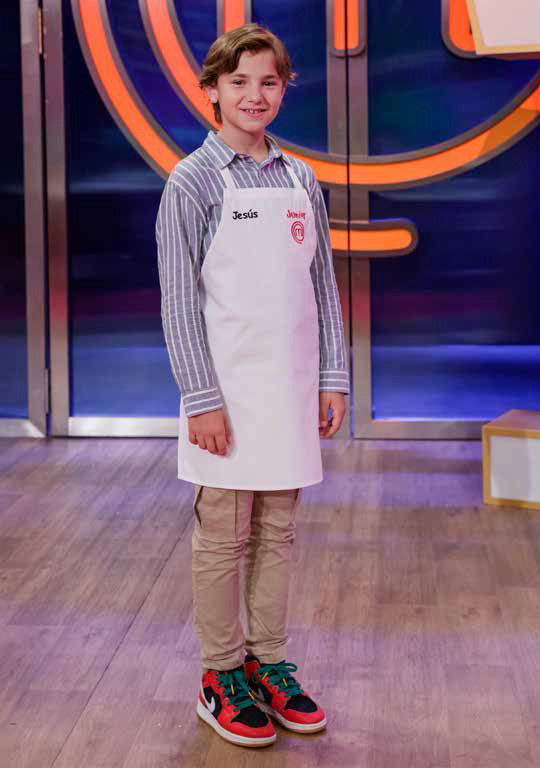 Jesús San Roque posa con el delantal oficial de concursante de MasterChef