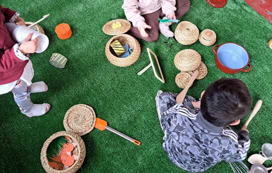 Niños jugando en El Drachi en Cubel