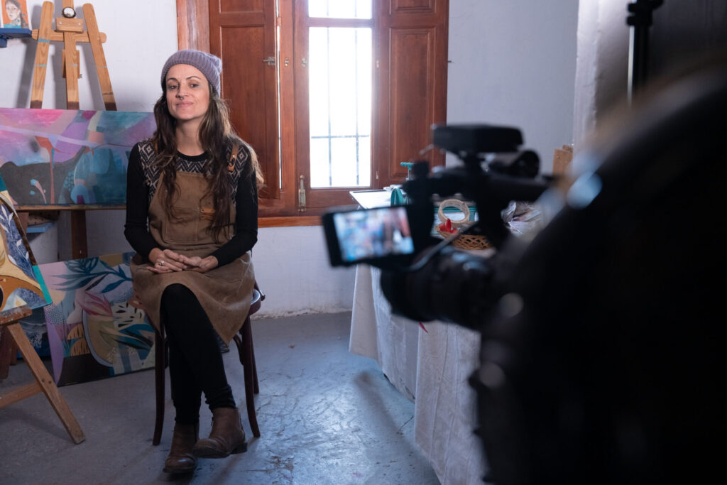 Ritamarindo durante una entrevista en su taller.