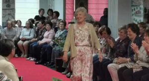 Comercios locales participan en el III desfile de moda de ACIC