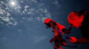 Herrera mira al cielo ante eleclipse solar del 12 de agosto